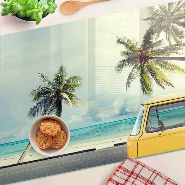 Tabla para cortar Playa con palmeras y un coche.