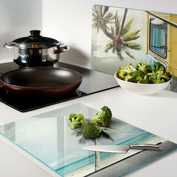 Szklana deska kuchenna Plaża z palmami i samochodem