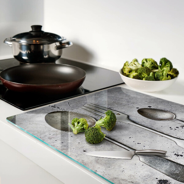 Tabla de cortar Cubiertos sobre un fondo de hormigón