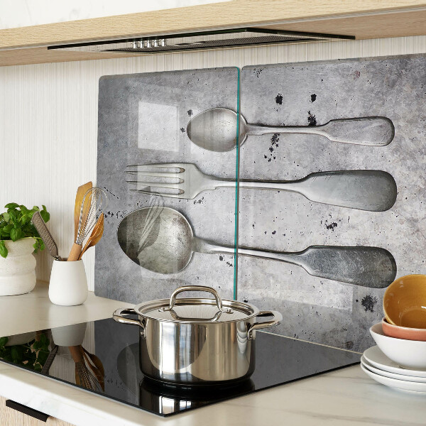 Tabla de cortar Cubiertos sobre un fondo de hormigón