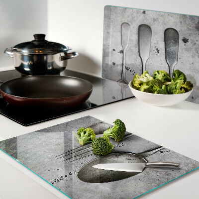 Tabla de cortar Cubiertos sobre un fondo de hormigón