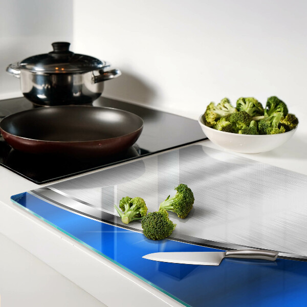 Tabla de cortar Patrón metálico con acentos azules.