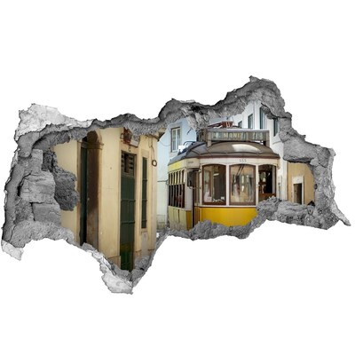 Fotomural autoadhesivo efecto agujero 3d Un tranvía amarillo en una calle estrecha.