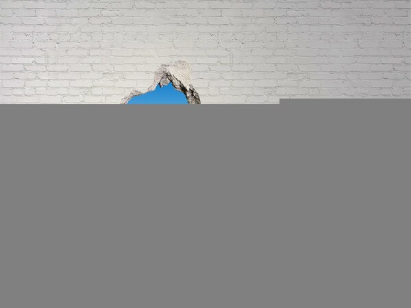 Vinilo decorativo boquete pared irregular Prado verde bajo un cielo azul