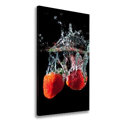 Fotografía en lienzo vertical Fresas bajo el agua