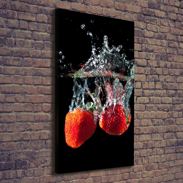 Fotografía en lienzo vertical Fresas bajo el agua