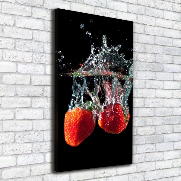 Fotografía en lienzo vertical Fresas bajo el agua