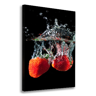 Fotografía en lienzo vertical Fresas bajo el agua