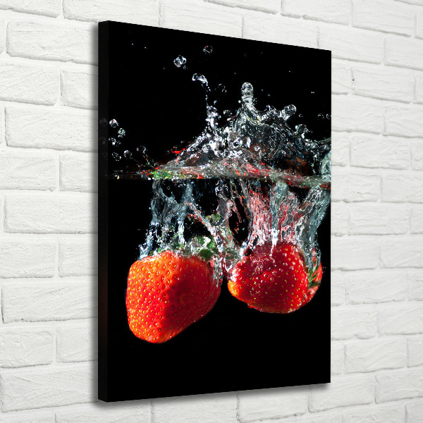 Fotografía en lienzo vertical Fresas bajo el agua