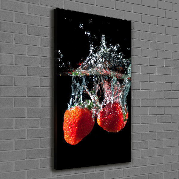 Fotografía en lienzo vertical Fresas bajo el agua