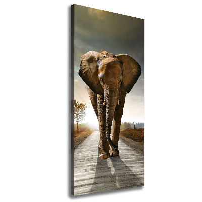 Fotografía en lienzo vertical Elefante caminando