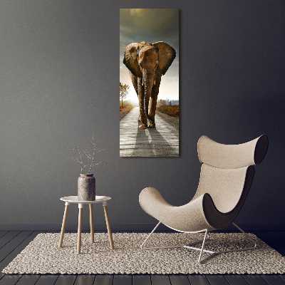 Fotografía en lienzo vertical Elefante caminando