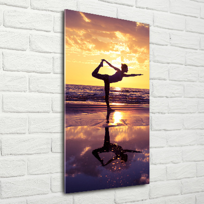 Cuadro decorativo en cristal con canto pulido vertical Yoga en la playa