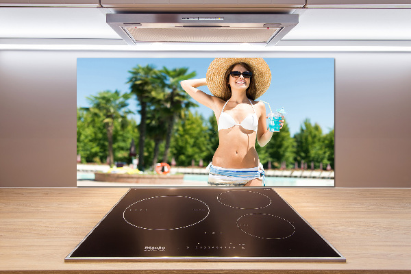 Salpicadero de cocina Mujer junto a la piscina