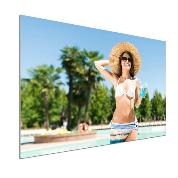 Salpicadero de cocina Mujer junto a la piscina