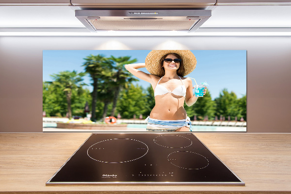 Salpicadero de cocina Mujer junto a la piscina