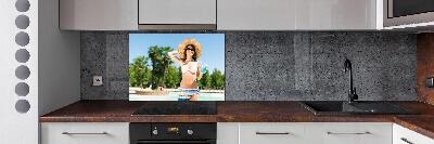 Salpicadero de cocina Mujer junto a la piscina