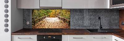 Panel de pared de cocina Puente en el bosque otoñal