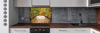 Panel de pared de cocina Puente en el bosque otoñal