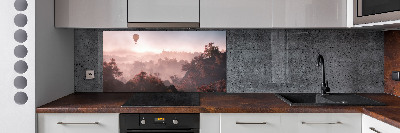 Panel de pared de cocina Globo sobre el bosque