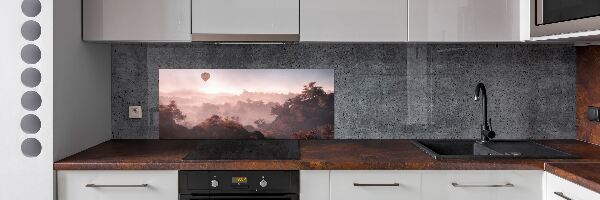 Panel de pared de cocina Globo sobre el bosque