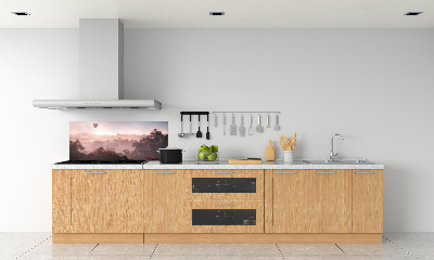 Panel de pared de cocina Globo sobre el bosque