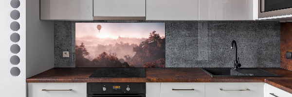 Panel de pared de cocina Globo sobre el bosque