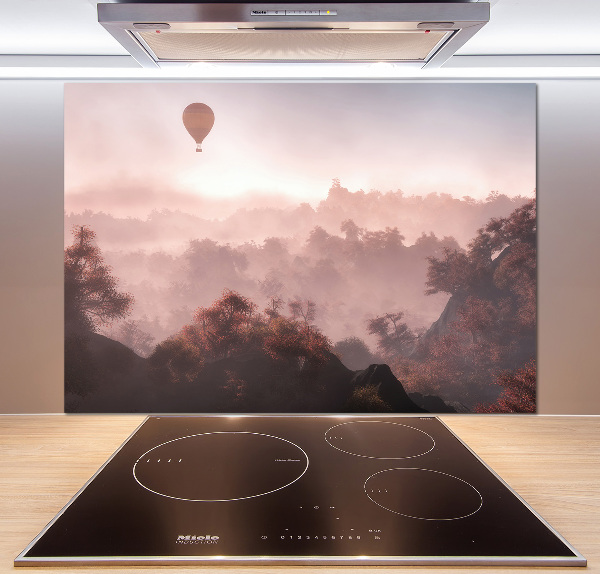 Panel de pared de cocina Globo sobre el bosque