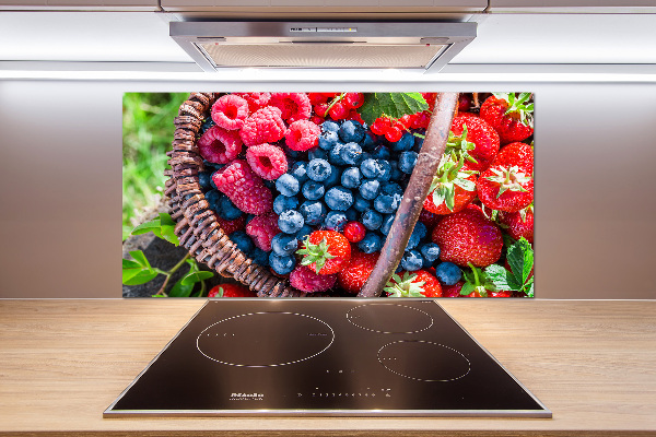 Panel de pared de cocina Una cesta de frutos del bosque