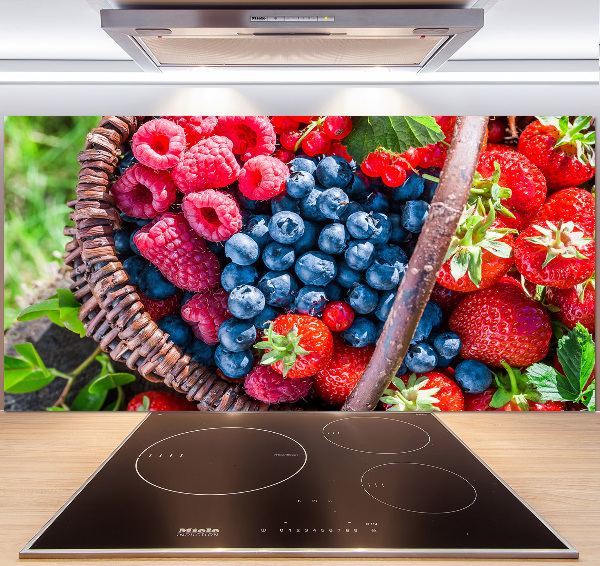 Panel de pared de cocina Una cesta de frutos del bosque