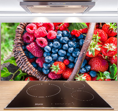 Panel de pared de cocina Una cesta de frutos del bosque