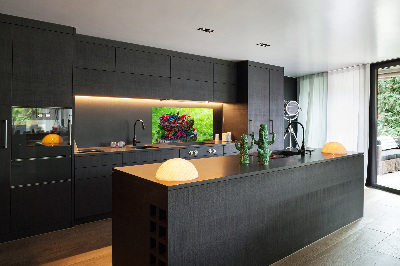 Salpicadero de cocina Una cesta de frutos del bosque