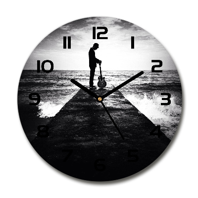 Reloj de cristal redondo Guitarrista en el muelle