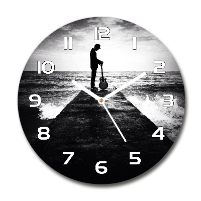 Reloj de cristal redondo Guitarrista en el muelle