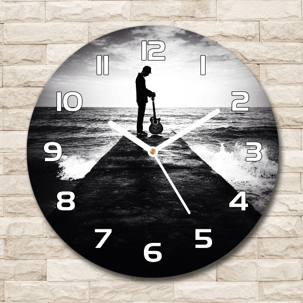 Reloj de cristal redondo Guitarrista en el muelle