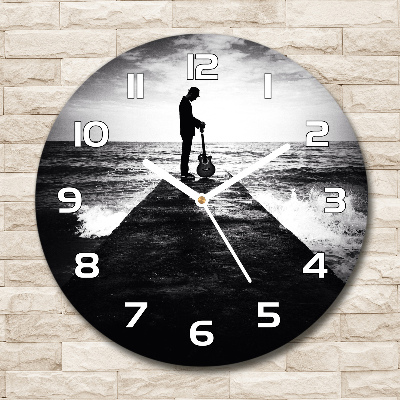 Reloj de cristal redondo Guitarrista en el muelle