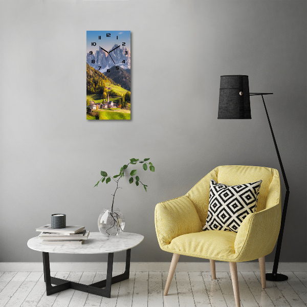 Reloj vertical Un pueblo en las montañas