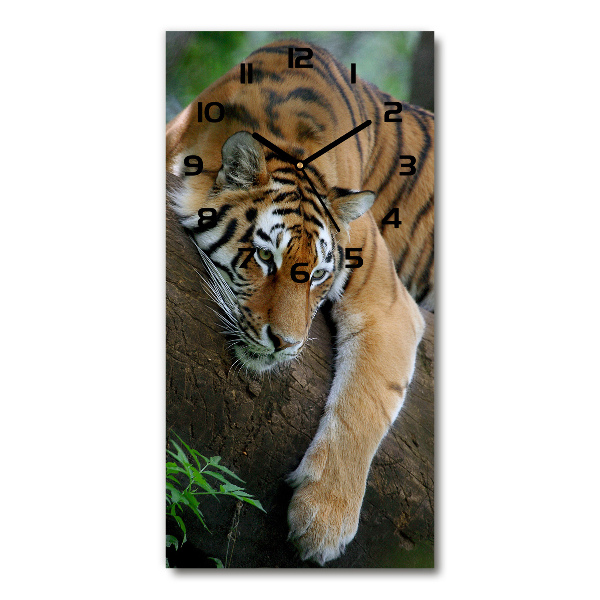 Reloj de vidrio vertical Tigre en un árbol