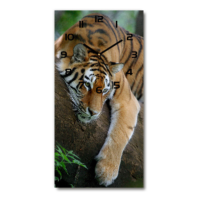 Reloj de vidrio vertical Tigre en un árbol