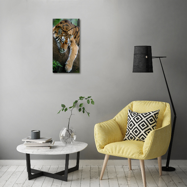 Reloj de vidrio vertical Tigre en un árbol