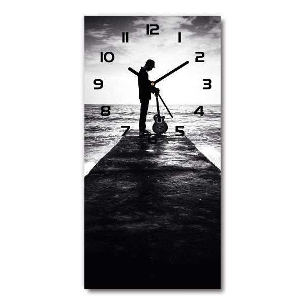 Reloj de vidrio vertical Guitarrista en el muelle