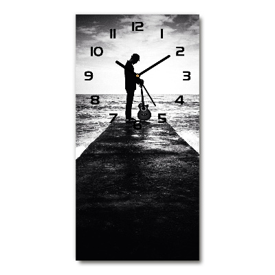 Reloj de vidrio vertical Guitarrista en el muelle