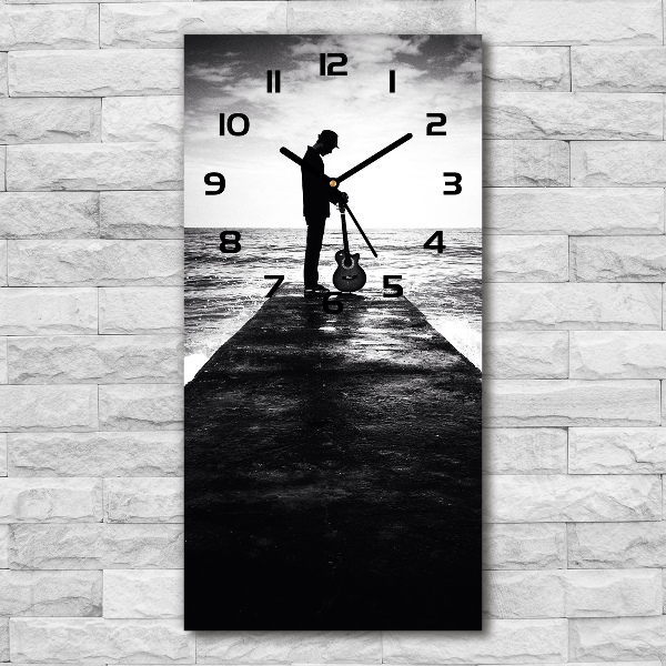 Reloj de vidrio vertical Guitarrista en el muelle