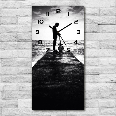 Reloj de vidrio vertical Guitarrista en el muelle