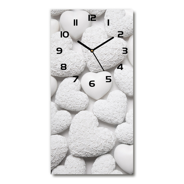 Reloj de vidrio vertical Fondo de corazón blanco
