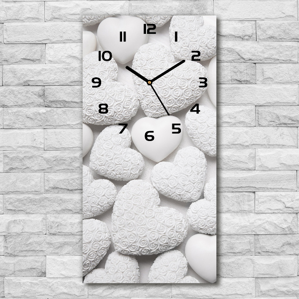 Reloj de vidrio vertical Fondo de corazón blanco