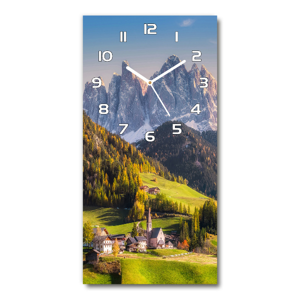 Reloj de vidrio vertical Un pueblo en las montañas