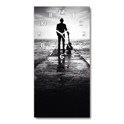 Reloj vertical Guitarrista en el muelle