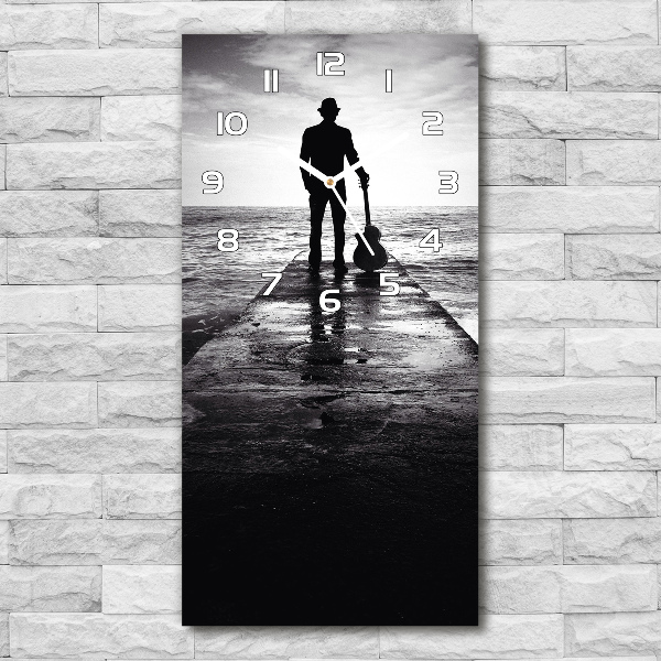Reloj vertical Guitarrista en el muelle