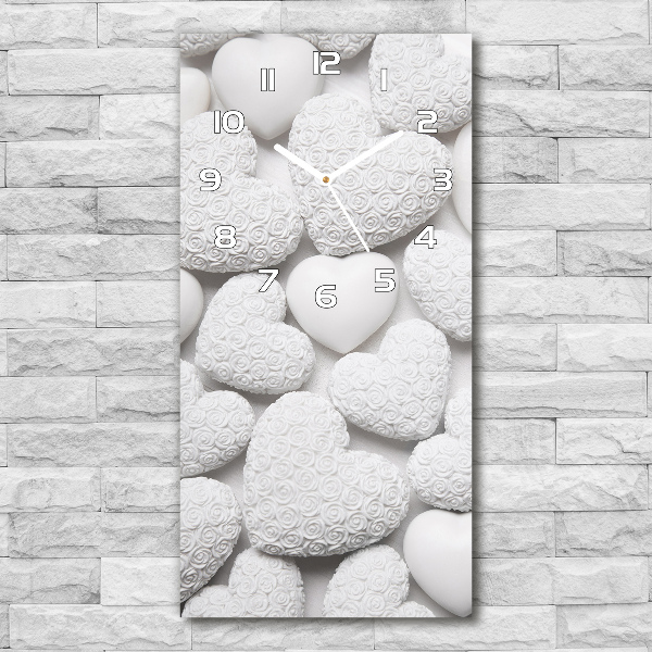 Reloj vertical Fondo de corazón blanco